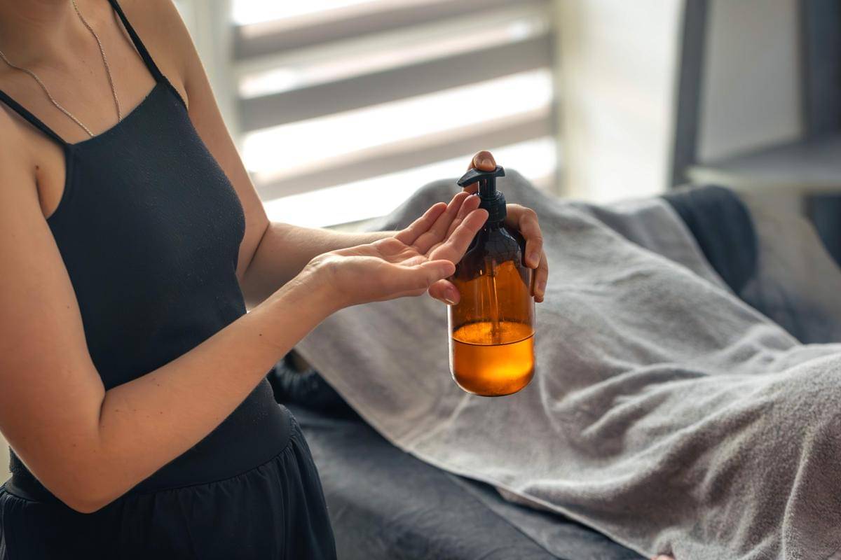 ilustrasi gunakan body oil