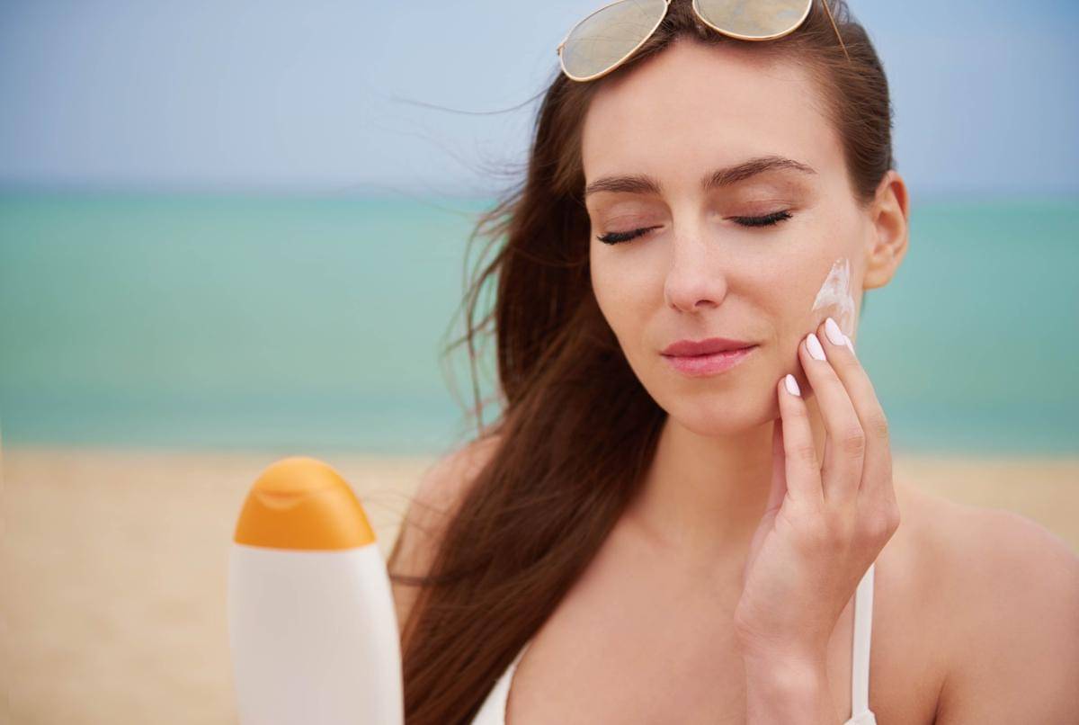 ilustrasi pakai sunscreen