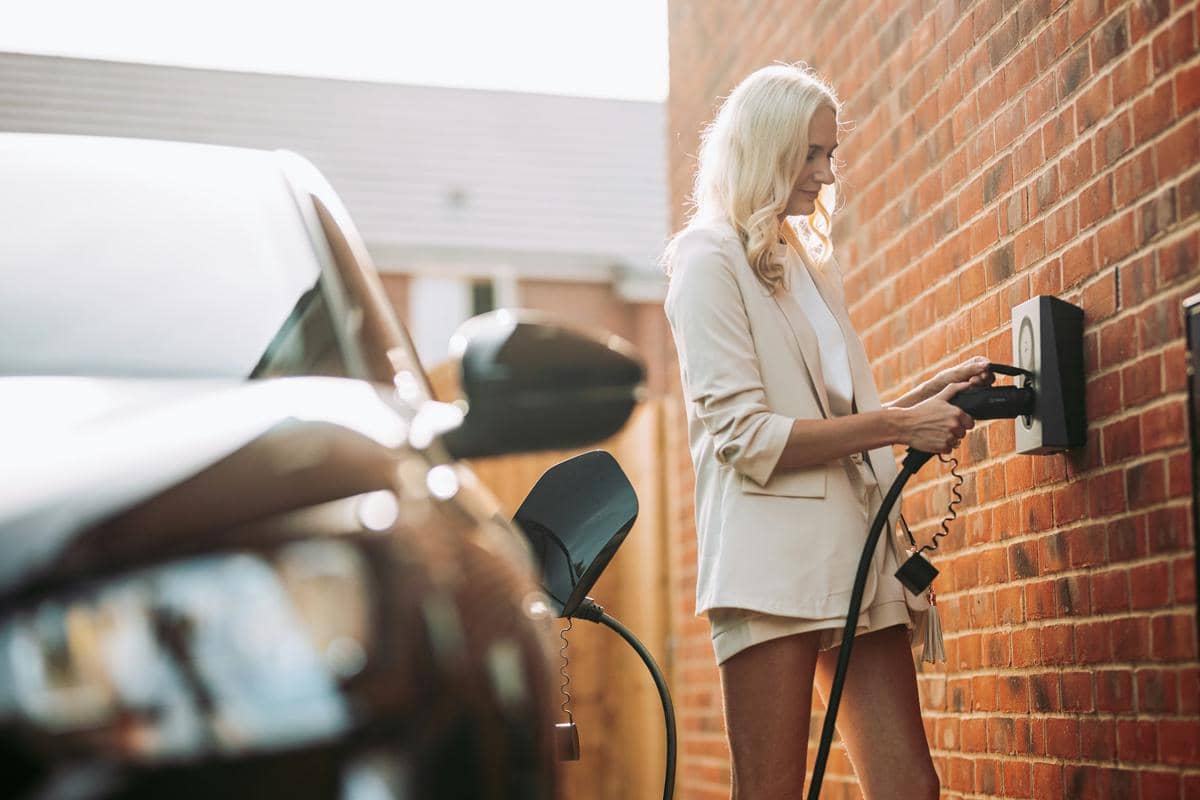 ilustrasi charging mobil listrik