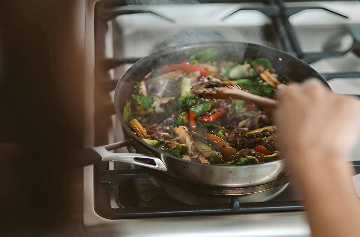Ilustrasi menumis masakan
