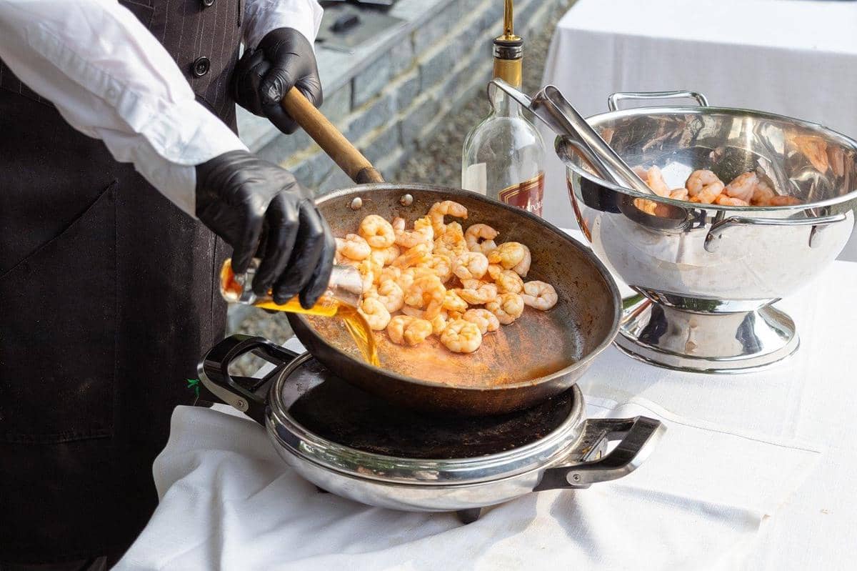 Ilustrasi menuang minyak di wajan