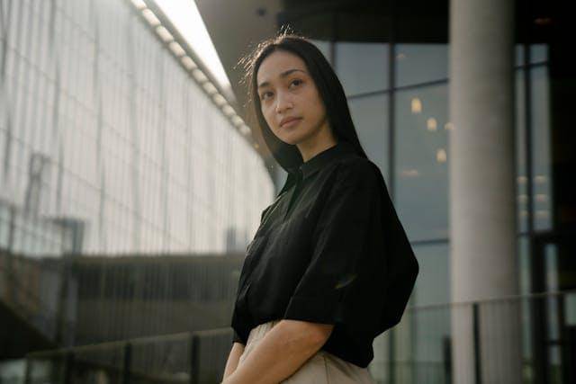 Ilustrasi seorang wanita berdiri