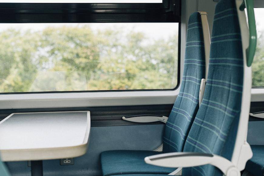 ilustrasi kursi kereta api 