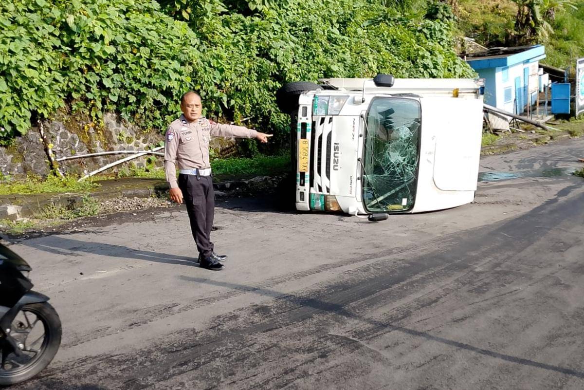 Truk bermuatan 7 ton paku terguling di tanjakan Dusun Ngerong, Desa Dadi, Kecamatan Plaosan. IDN Times/Istimewa.