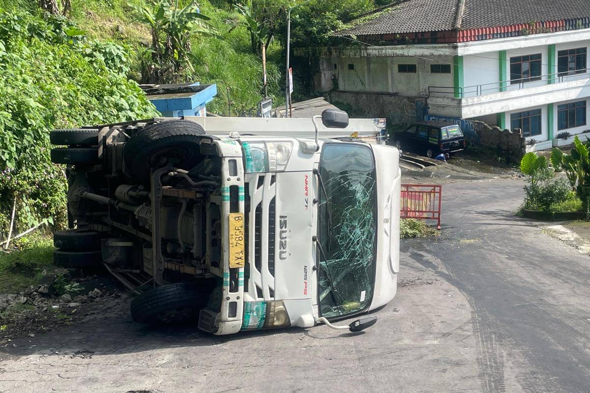 Truk bermuatan 7 ton paku terguling di tanjakan Dusun Ngerong, Desa Dadi, Kecamatan Plaosan. IDN Times/Istimewa.