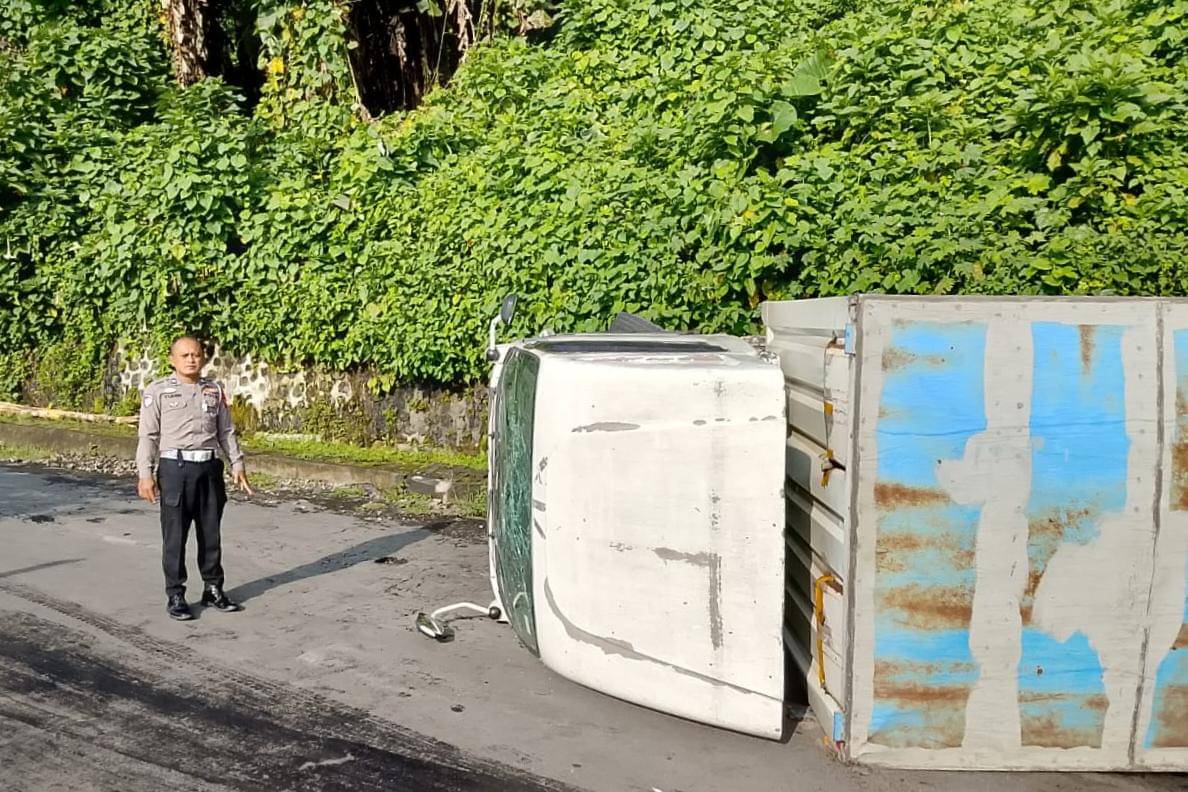 Truk bermuatan 7 ton paku terguling di tanjakan Dusun Ngerong, Desa Dadi, Kecamatan Plaosan. IDN Times/Istimewa.