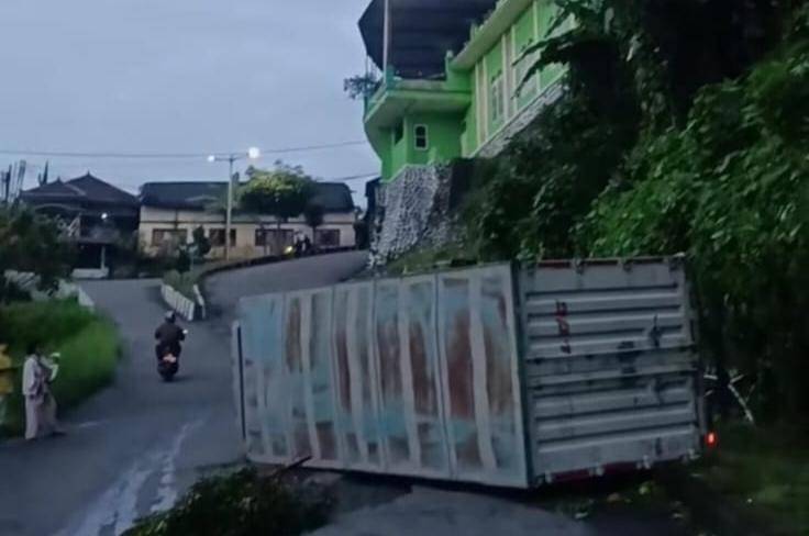 Truk bermuatan 7 ton paku terguling di tanjakan Dusun Ngerong, Desa Dadi, Kecamatan Plaosan. IDN Times/Istimewa.