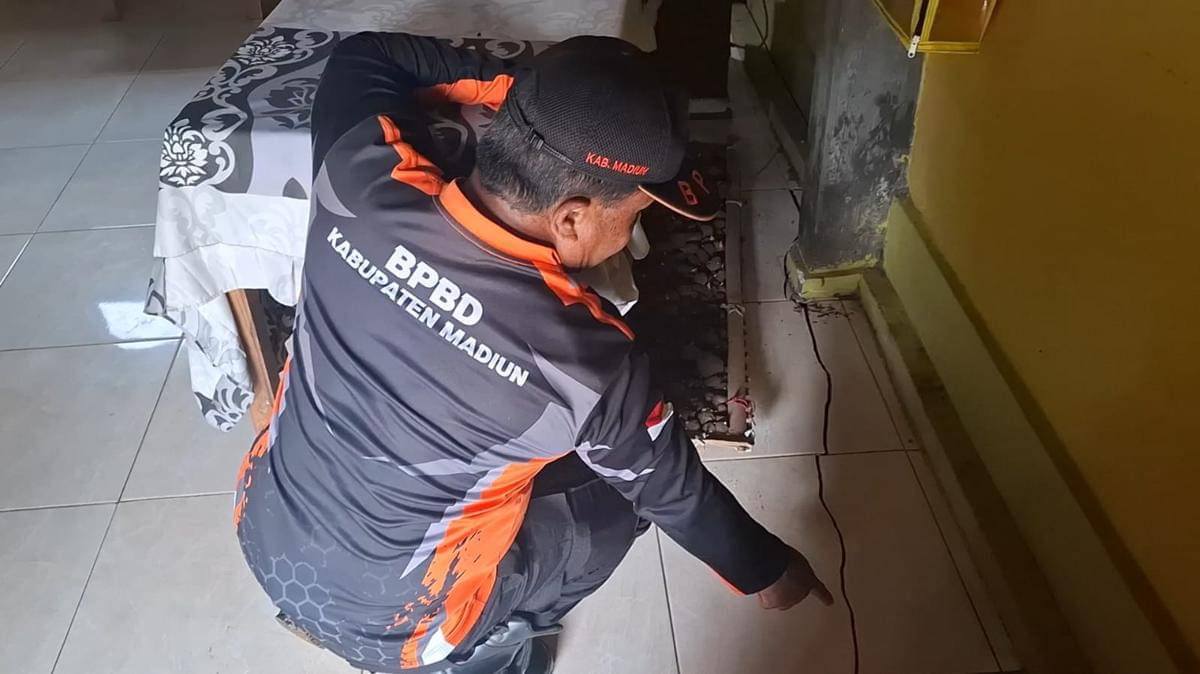 Tanah retak di Dusun Morosowo, Desa Mendak, Kecamatan Dagangan madiun sebabkan 8 rumah warga rusak. IDN Times/Riyanto.