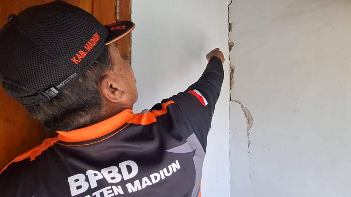 Tanah retak di Dusun Morosowo, Desa Mendak, Kecamatan Dagangan madiun sebabkan 8 rumah warga rusak. IDN Times/Riyanto.