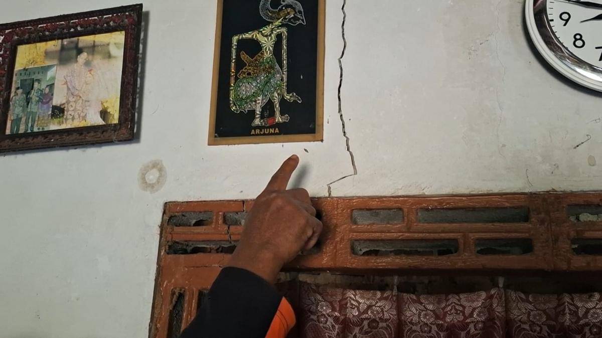 Tanah retak di Dusun Morosowo, Desa Mendak, Kecamatan Dagangan madiun sebabkan 8 rumah warga rusak. IDN Times/Riyanto.