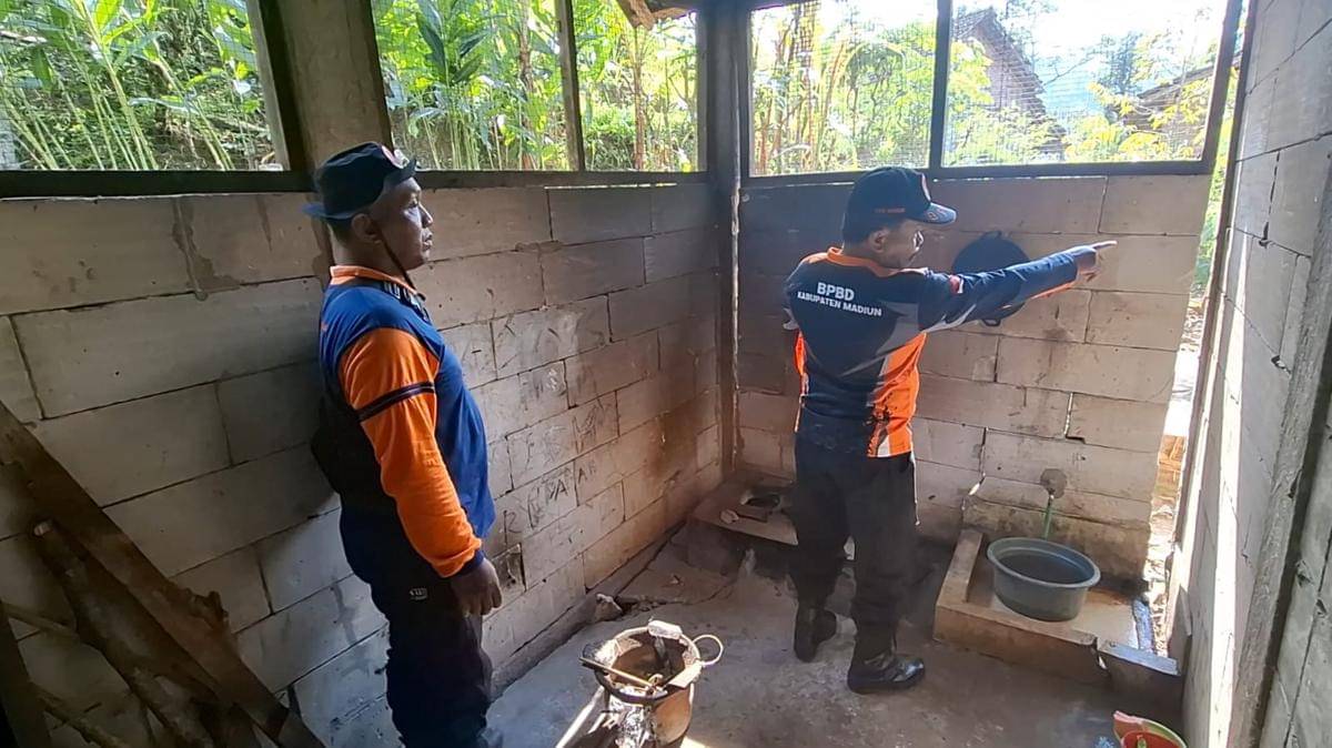 Tanah retak di Dusun Morosowo, Desa Mendak, Kecamatan Dagangan madiun sebabkan 8 rumah warga rusak. IDN Times/Riyanto.