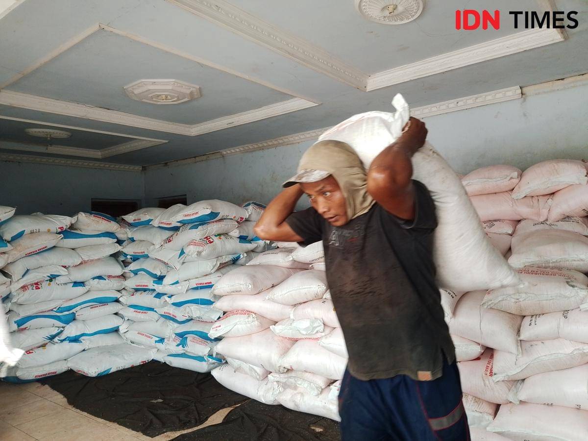 Distribusi pupuk subsidi dari kios kepada kelompok tani di Kecamatan Padang. IDN Times/Riyanto.