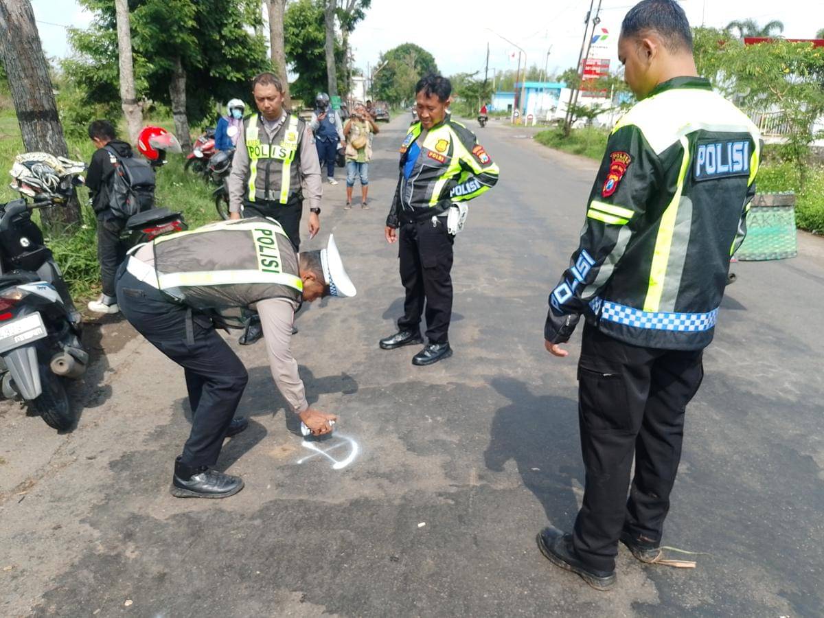 Ibu-ibu pengendara Vario ditabrak mobil boks di depan SPBU Mojopurno Magetan. IDN Times/Riyanto.