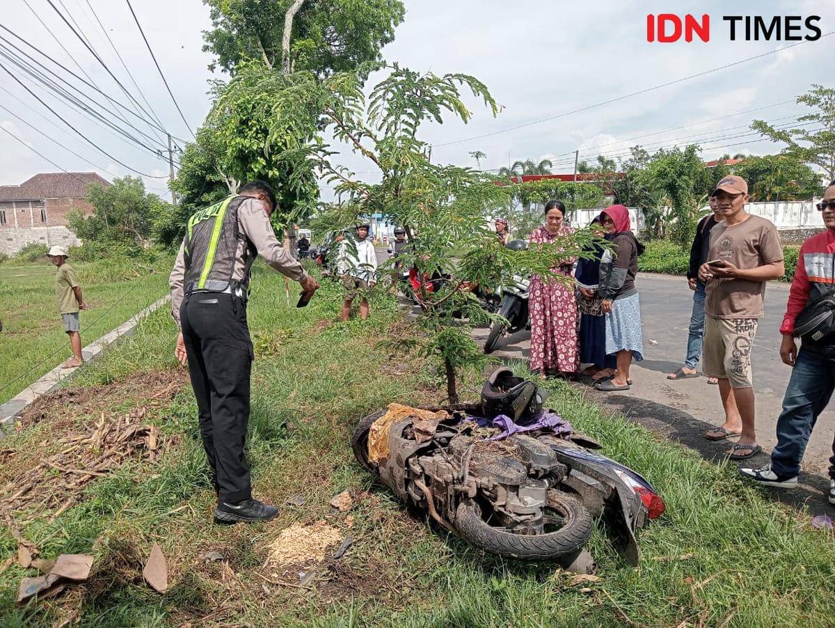Ibu-ibu pengendara Vario ditabrak mobil boks di depan SPBU Mojopurno Magetan. IDN Times/Riyanto.