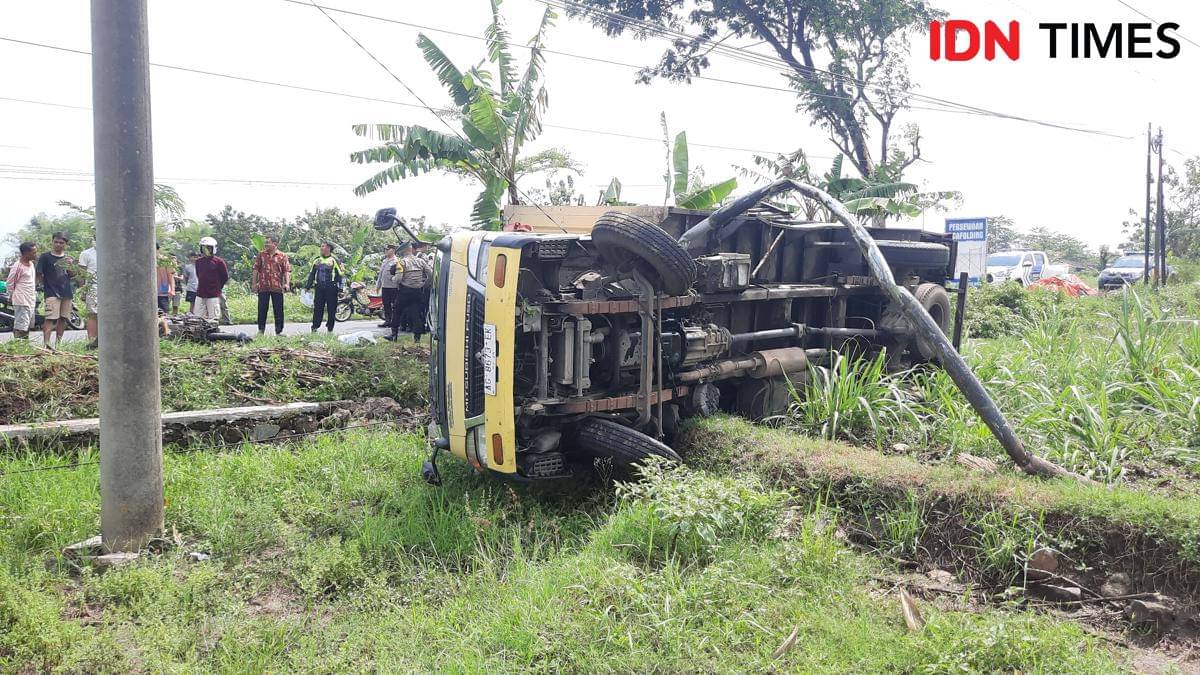 Ibu-ibu pengendara Vario ditabrak mobil boks di depan SPBU Mojopurno Magetan. IDN Times/Riyanto.