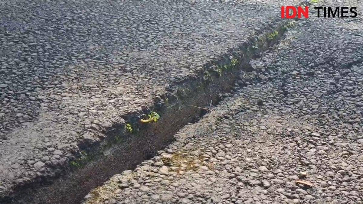 Retakan tanah 500 meter mengancam sedikitnya delapan rumah warga di sekitar lokasi. IDN Times/Riyanto.