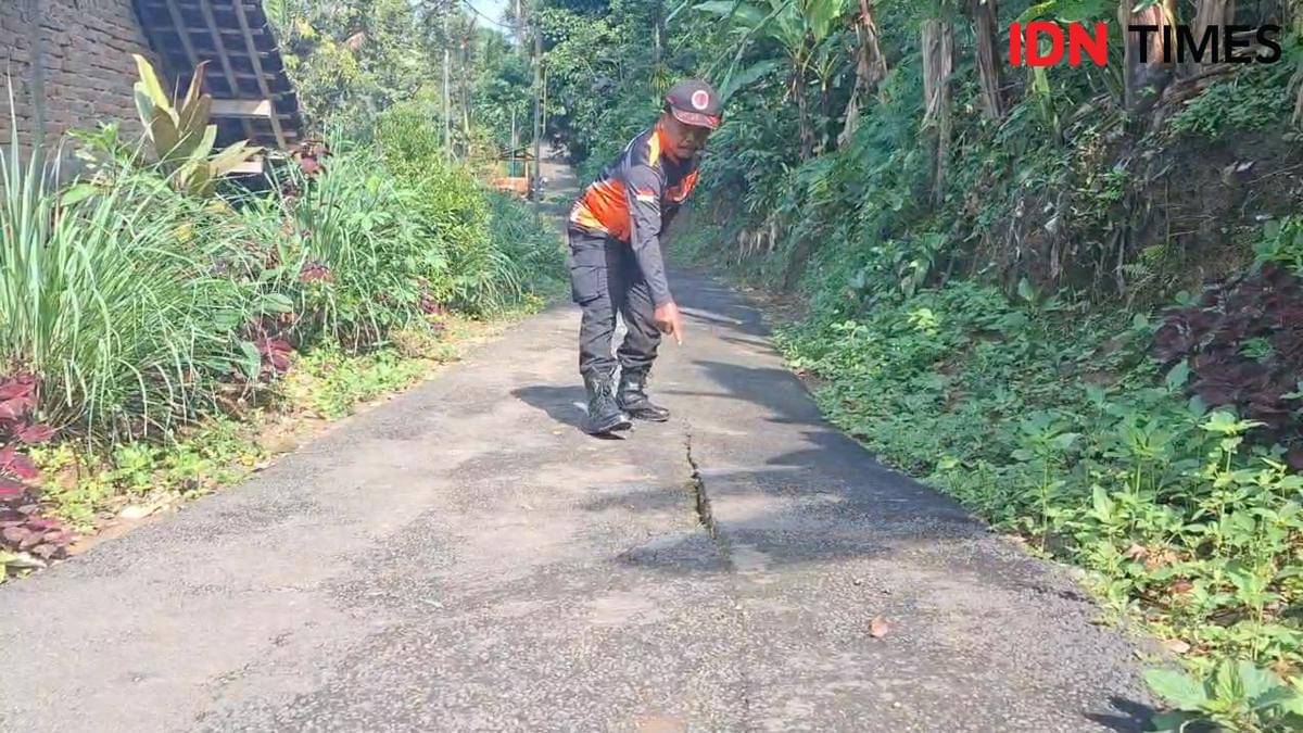Retakan tanah 500 meter mengancam sedikitnya delapan rumah warga di sekitar lokasi. IDN Times/Riyanto.