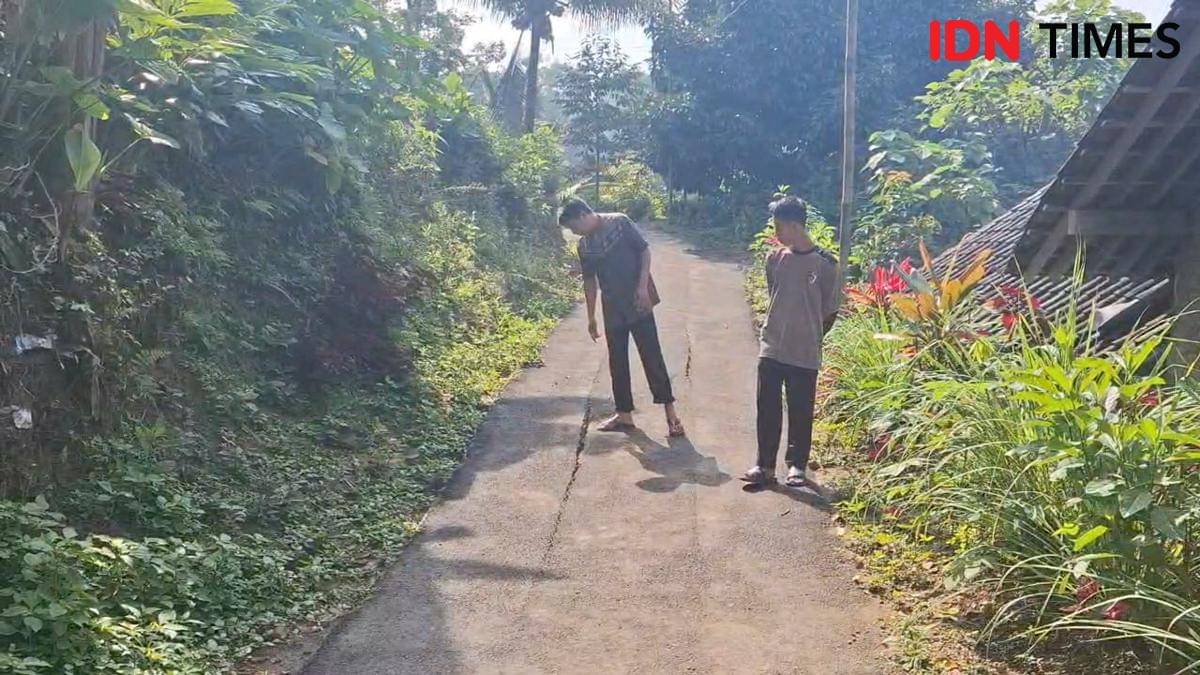 Retakan tanah 500 meter mengancam sedikitnya delapan rumah warga di sekitar lokasi. IDN Times/Riyanto.