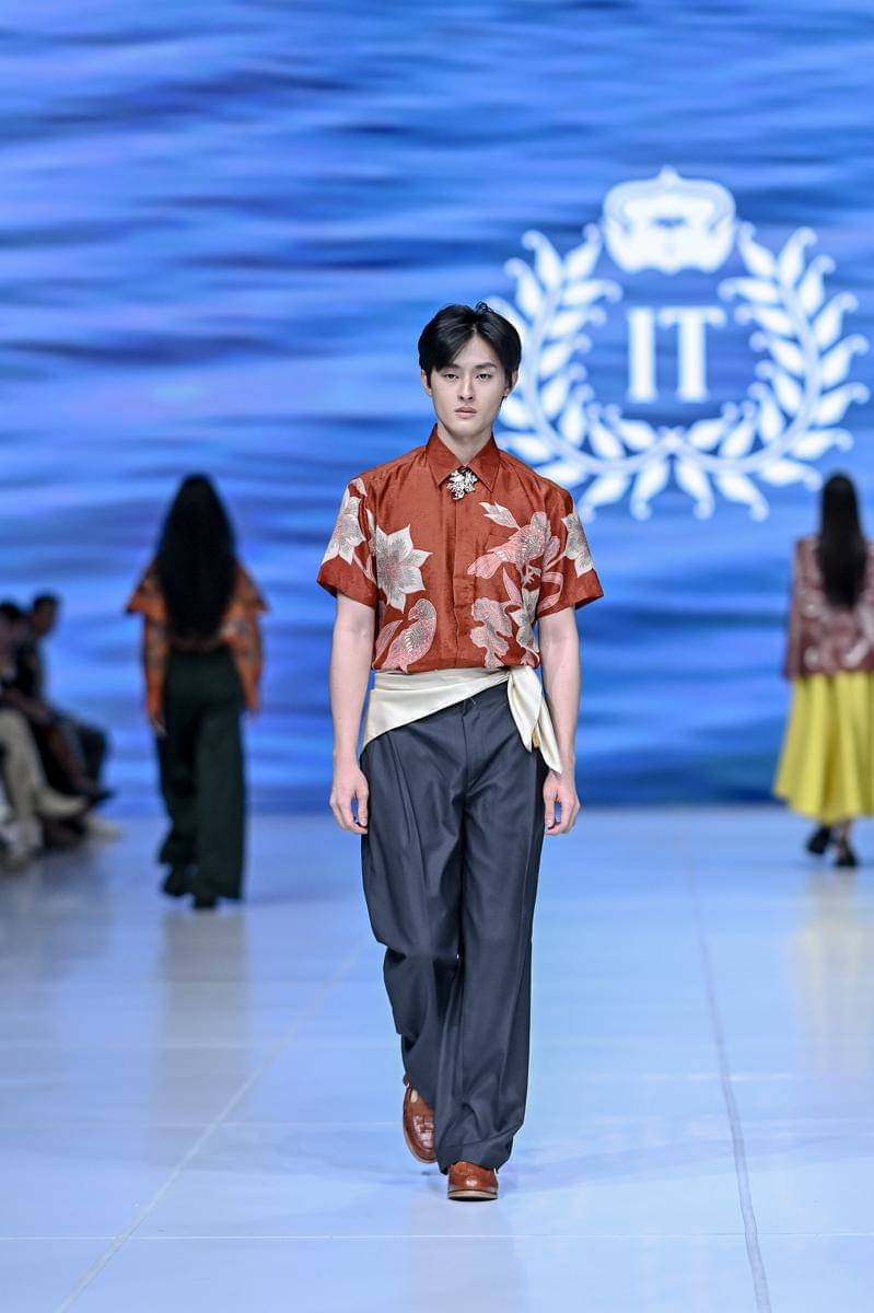 Koleksi Iwan Tirta di Jakarta Fashion Week 2026