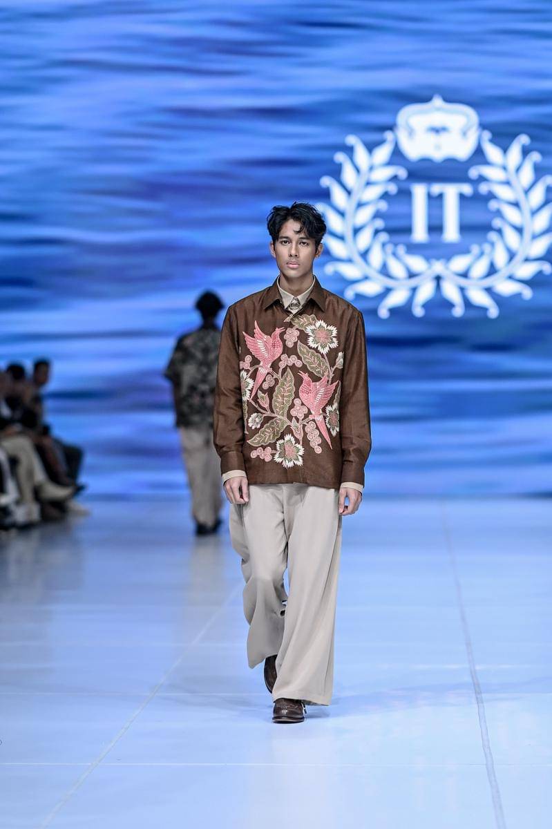 Koleksi Iwan Tirta di Jakarta Fashion Week 2026