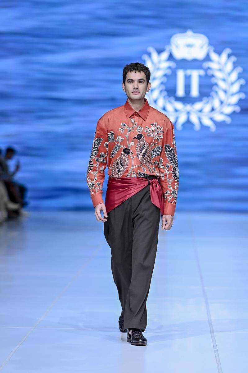 Koleksi Iwan Tirta di Jakarta Fashion Week 2026