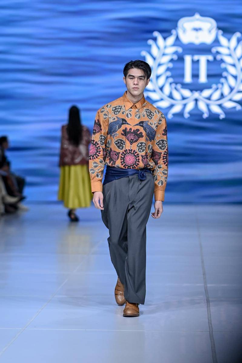 Koleksi Iwan Tirta di Jakarta Fashion Week 2026