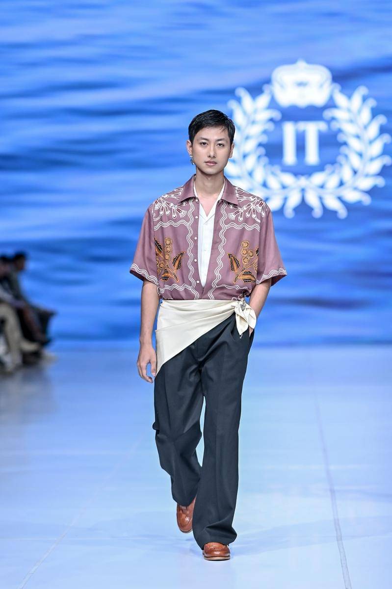 Koleksi Iwan Tirta di Jakarta Fashion Week 2026