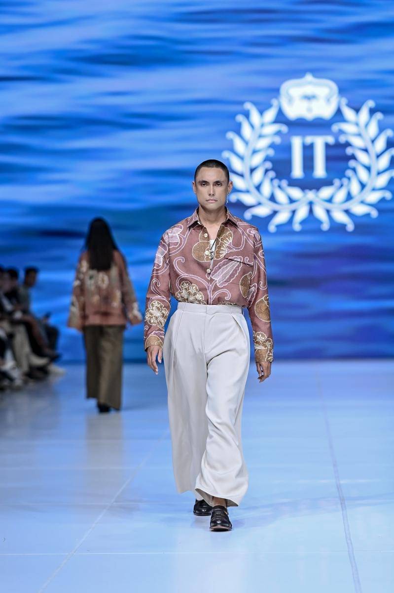 Koleksi Iwan Tirta di Jakarta Fashion Week 2026