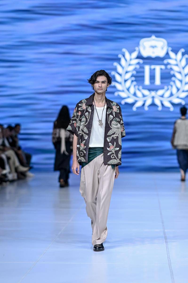 Koleksi Iwan Tirta di Jakarta Fashion Week 2026