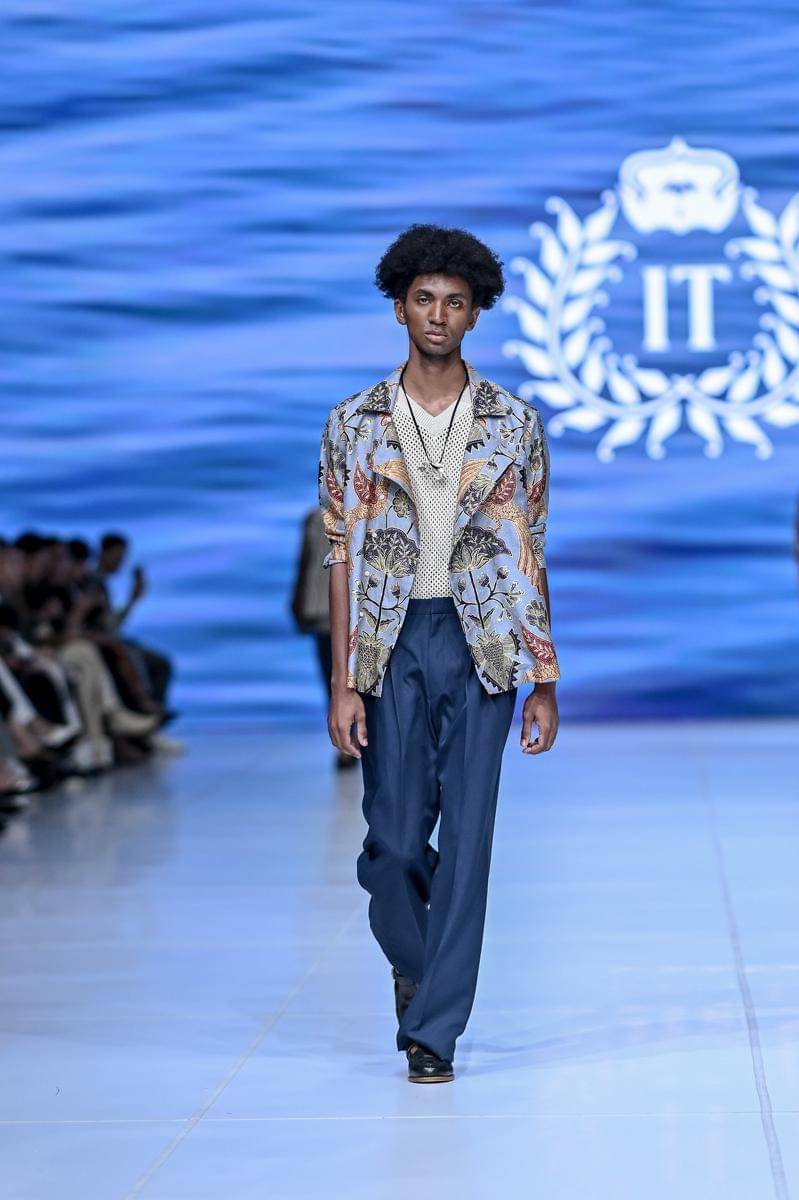 Koleksi Iwan Tirta di Jakarta Fashion Week 2026