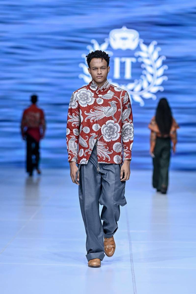 Koleksi Iwan Tirta di Jakarta Fashion Week 2026