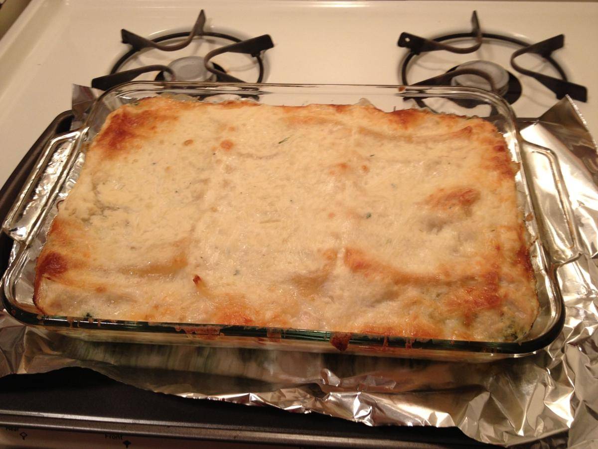 ilustrasi lasagna yang baru dibuka dari penutup aluminium foil