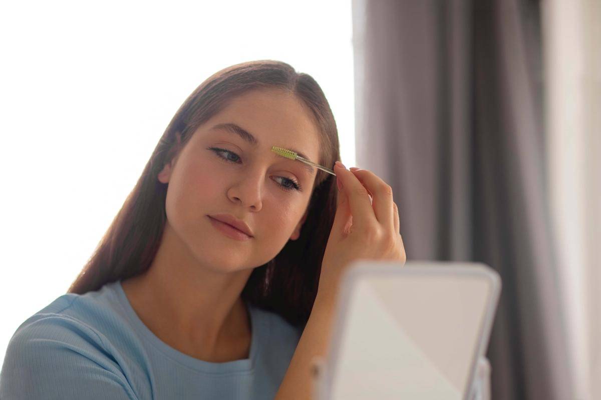 ilustrasi rapikan alis