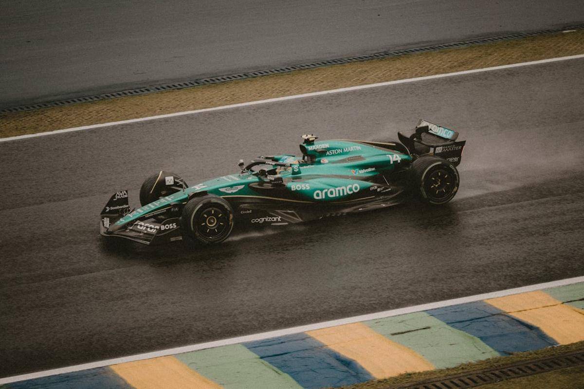 ilustrasi pembalap Aston Martin di Formula 1