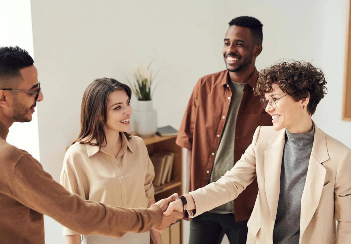 Ilustrasi berkenalan di sebuah acara networking