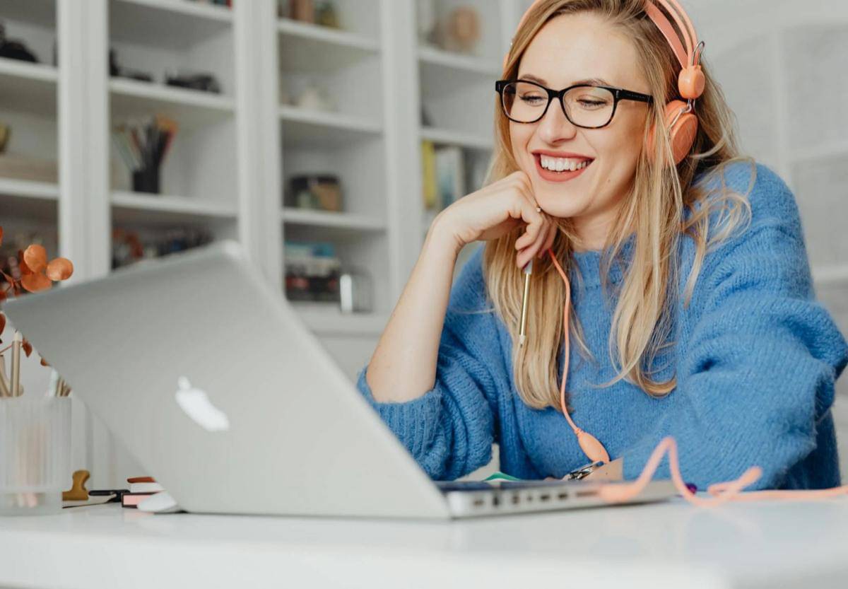 Ilustrasi menikmati waktu sendiri sambil bekerja dan mendengarkan musik