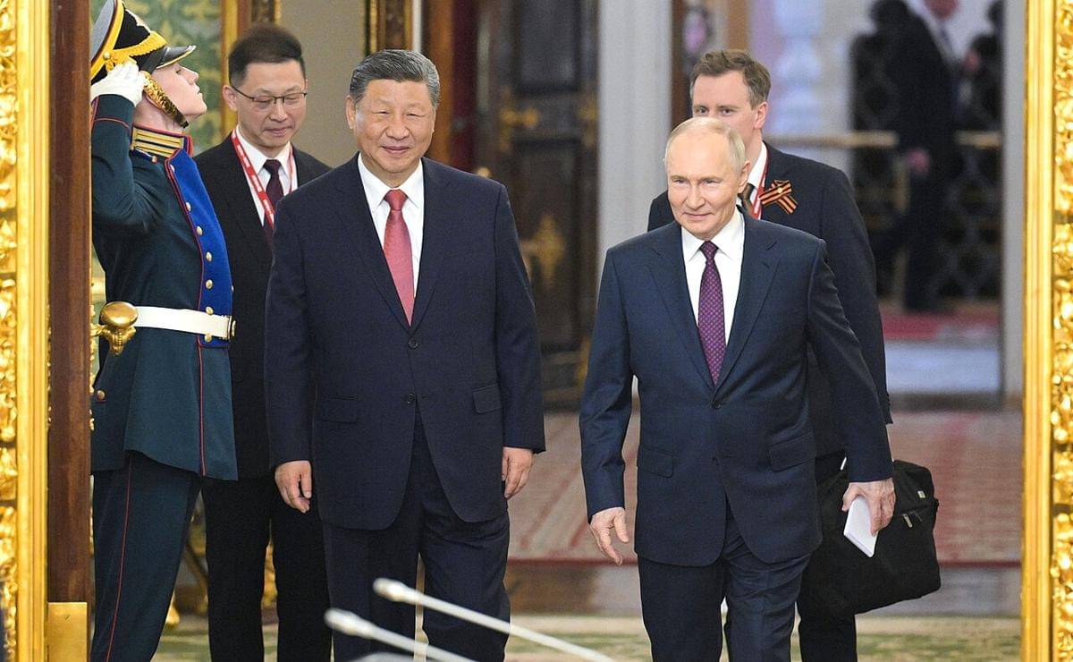 Presiden Rusia Vladimir Putin dan Presiden China Xi Jinping bertemu di Kremlin pada 8 Mei 2025 untuk melakukan pertemuan dan membahas berbagai isu penting.