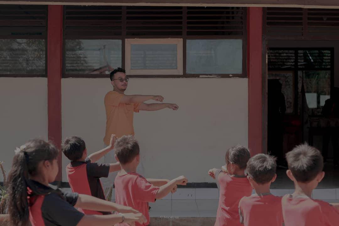 Reza Riyady Pragita dalam acara bersama dengan anak-anak