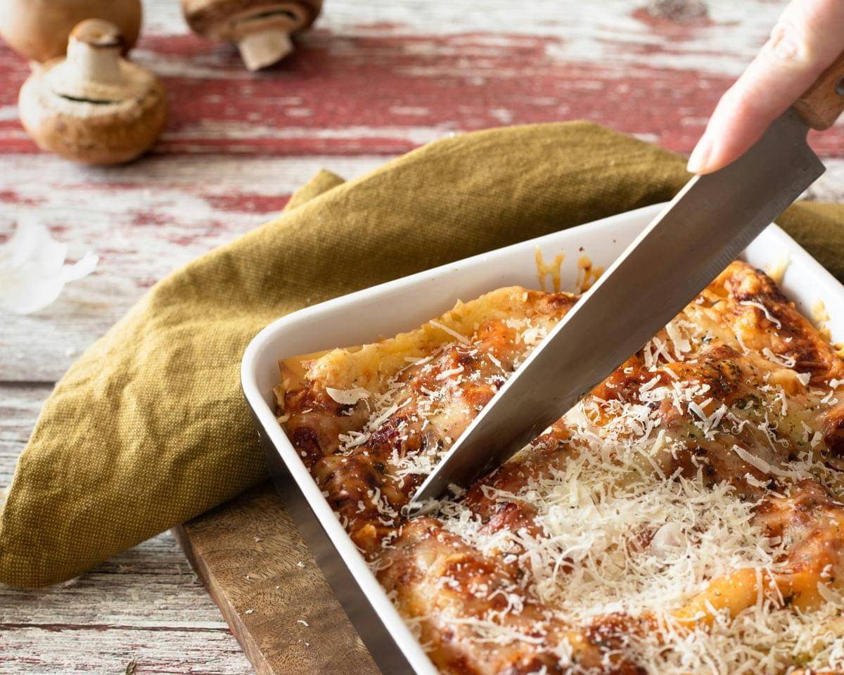 ilustrasi memotong lasagna