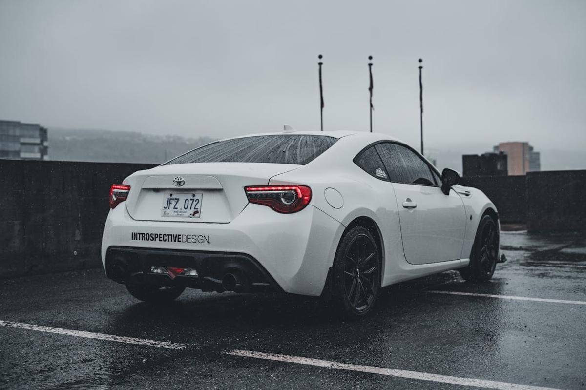 ilustrasi mobil parkir saat hujan