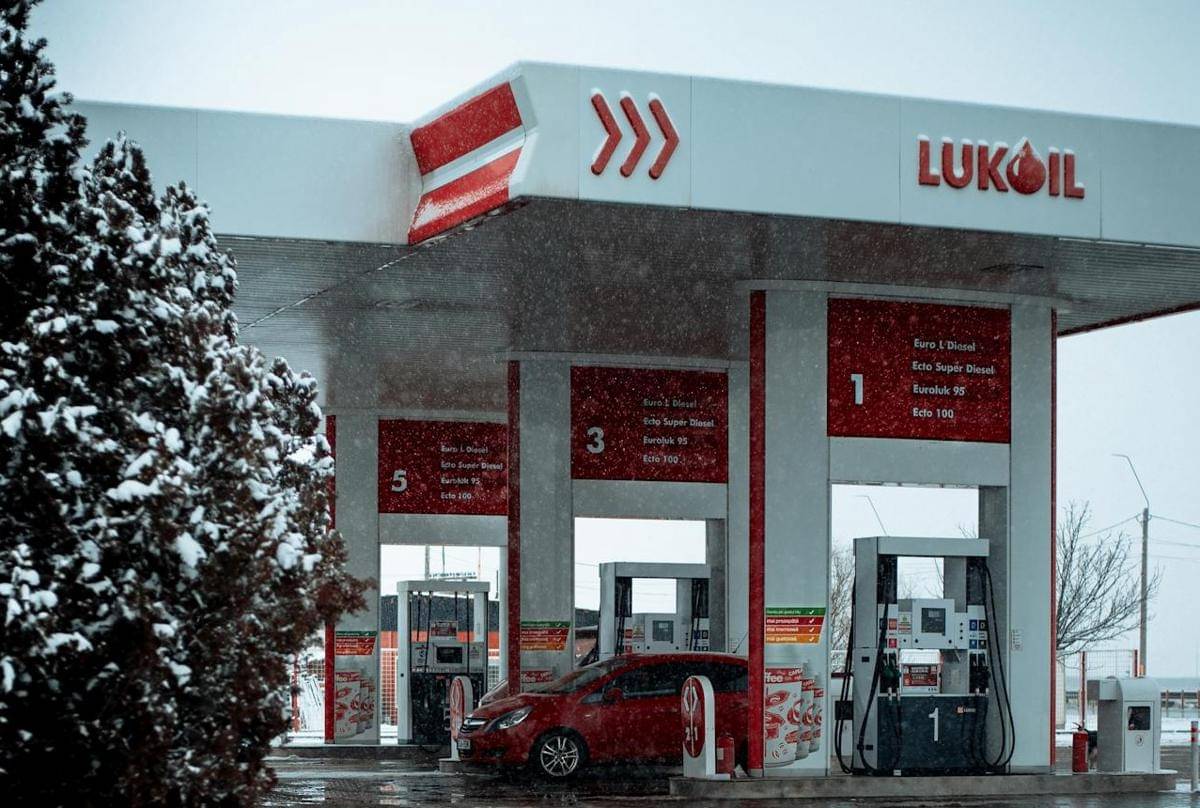 ilustrasi pom bensin Lukoil