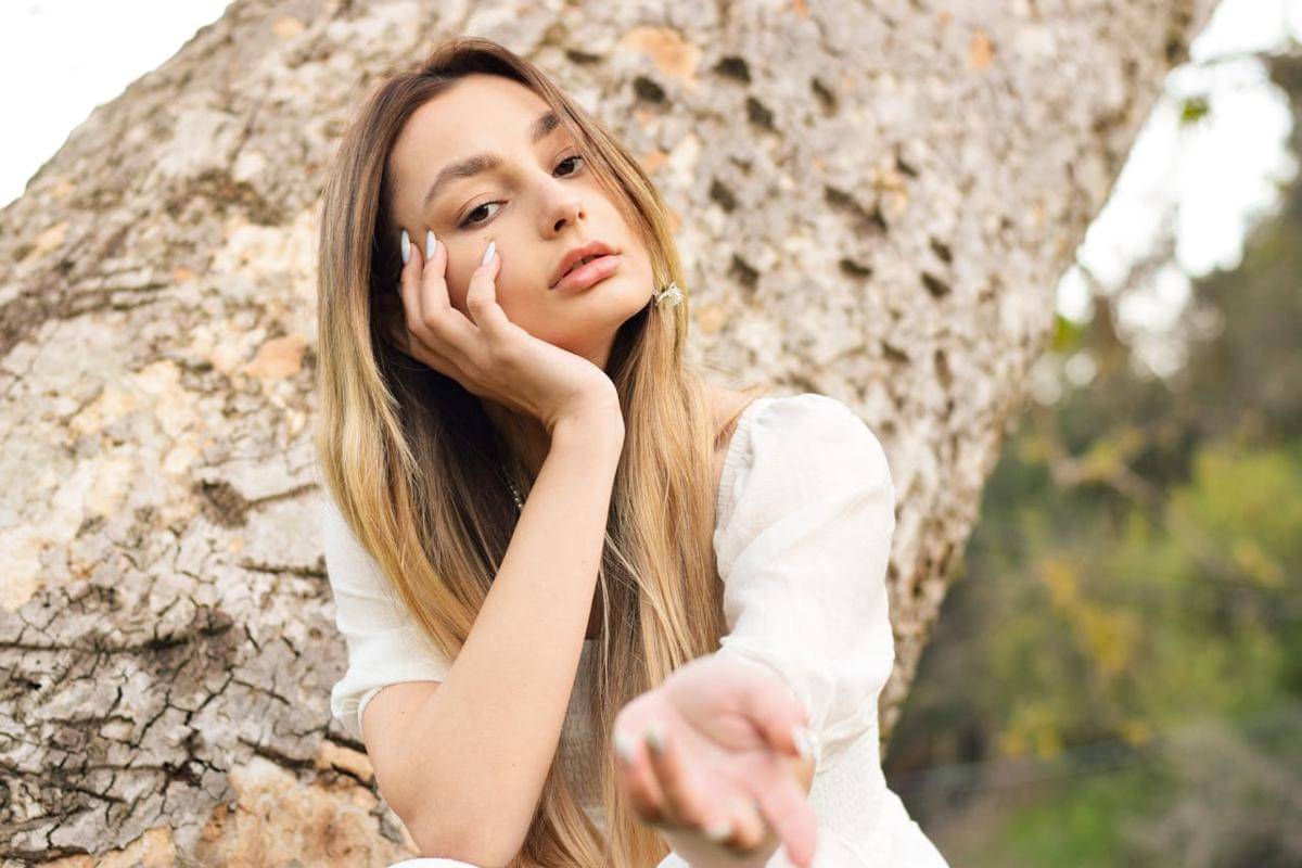 Seorang wanita sedang di bawah pohon.