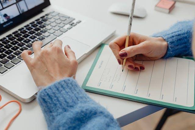 ilustrasi mengelola kalender 