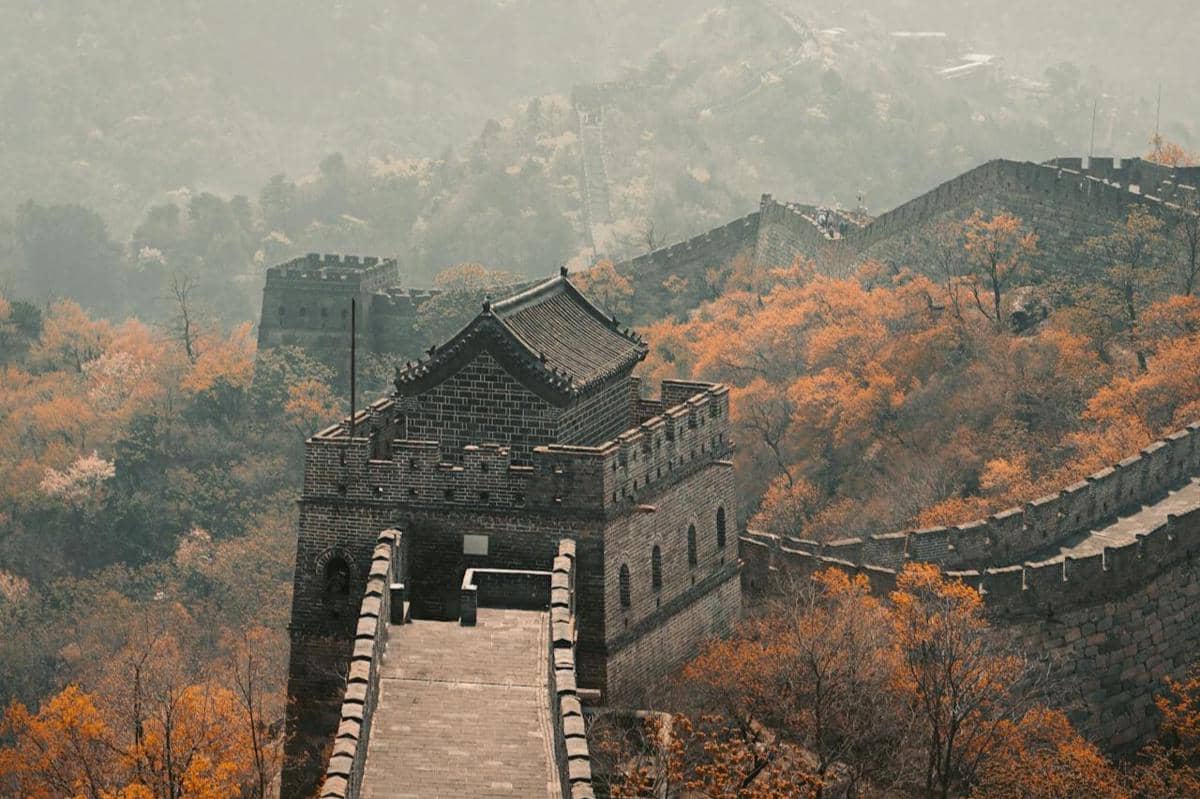 ilustrasi Tembok Besar China saat musim gugur 