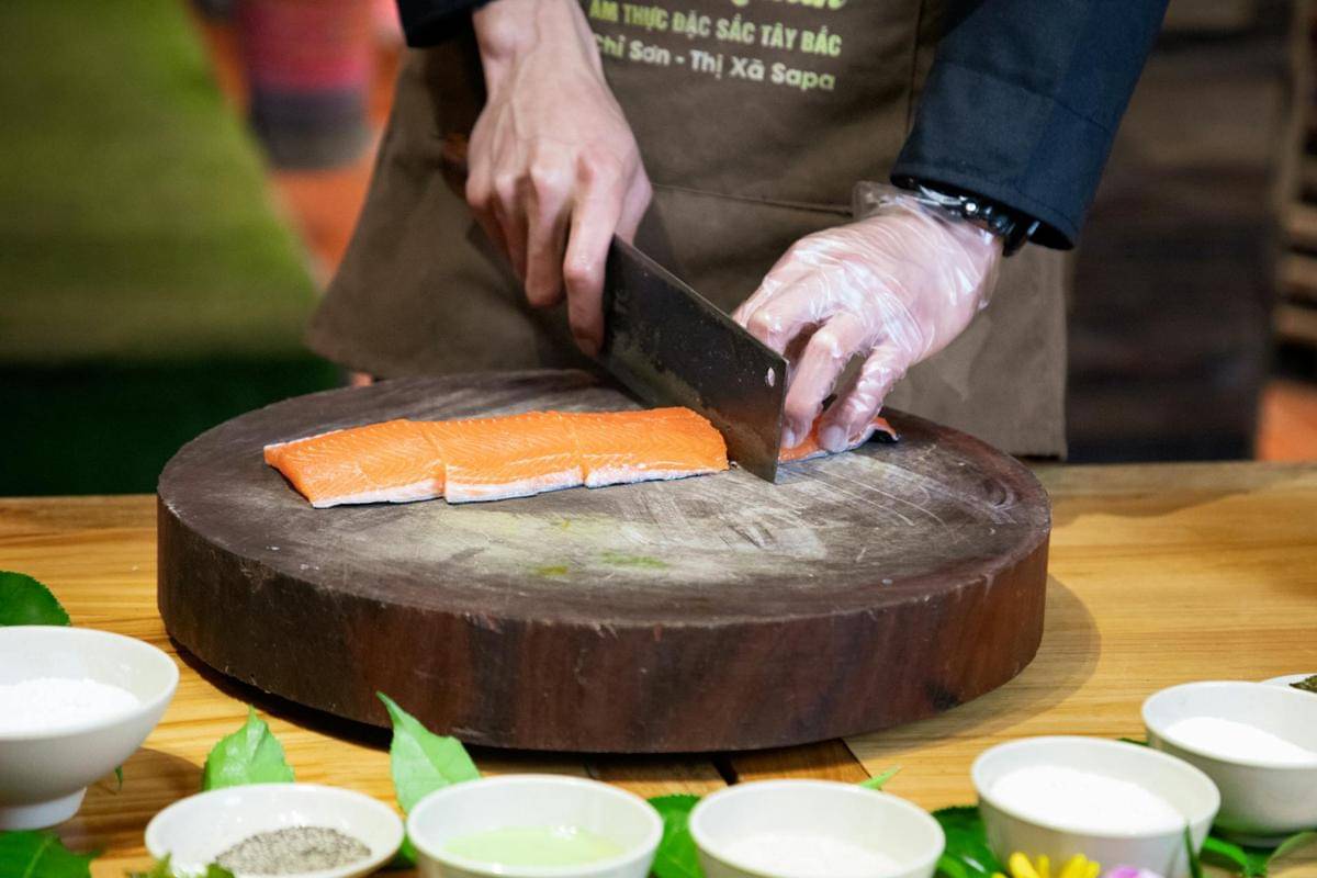 ilustrasi memotong salmon