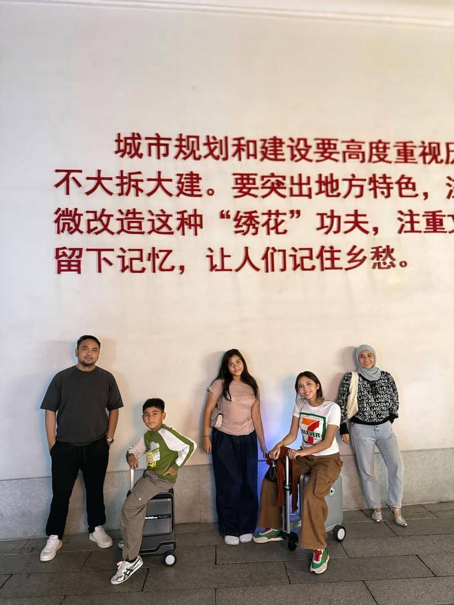 keluarga Meisya Siregar ke museum Bruce Lee