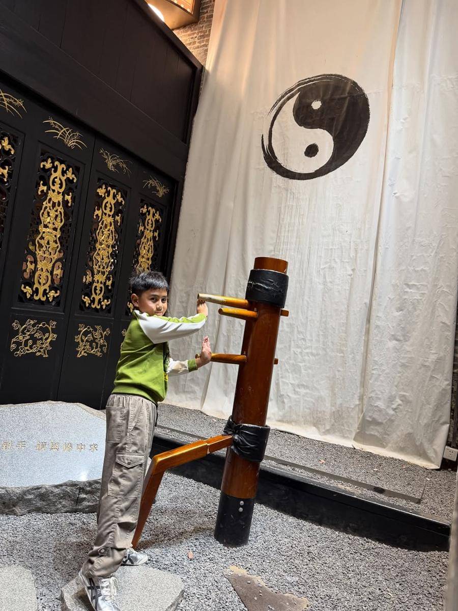 keluarga Meisya Siregar ke museum Bruce Lee