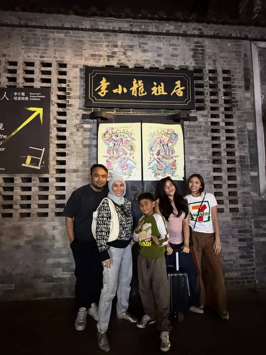 keluarga Meisya Siregar ke museum Bruce Lee