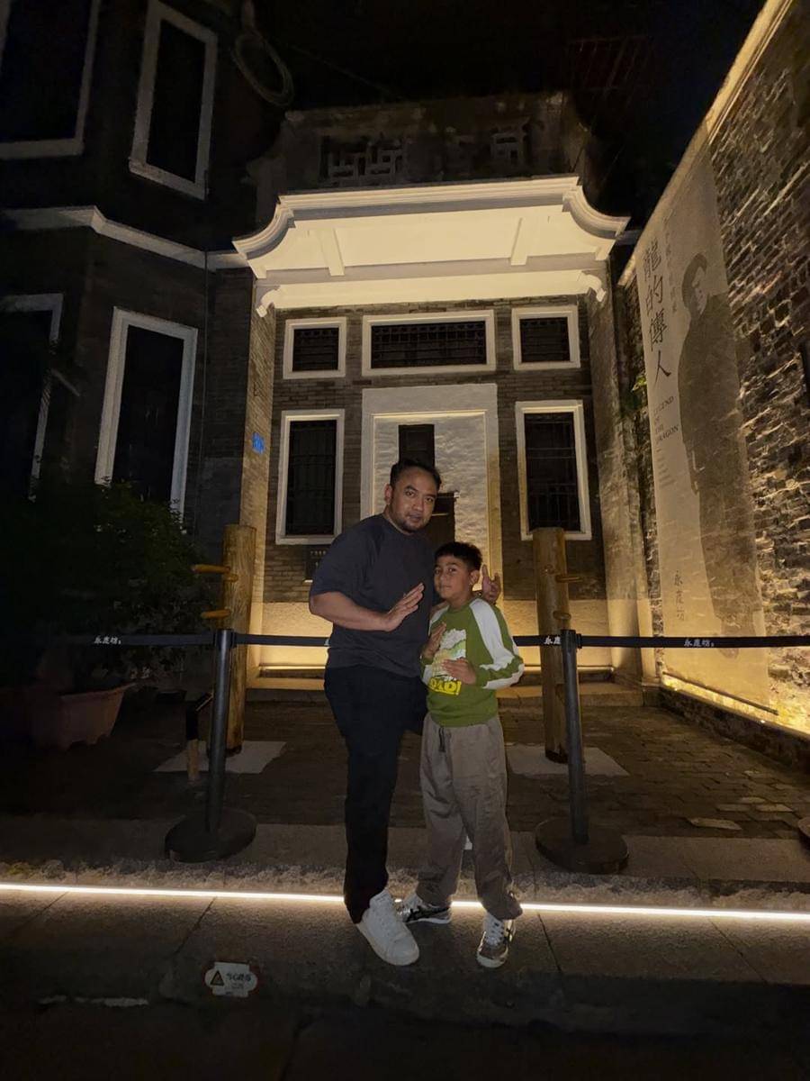 keluarga Meisya Siregar ke museum Bruce Lee