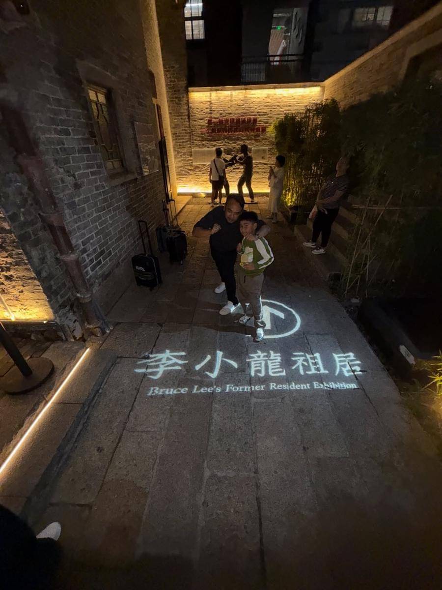 keluarga Meisya Siregar ke museum Bruce Lee